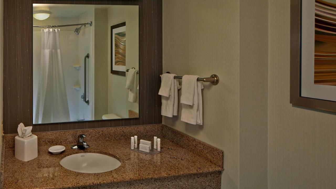 Courtyard By Marriott Providence Warwick Hotel Екстериор снимка