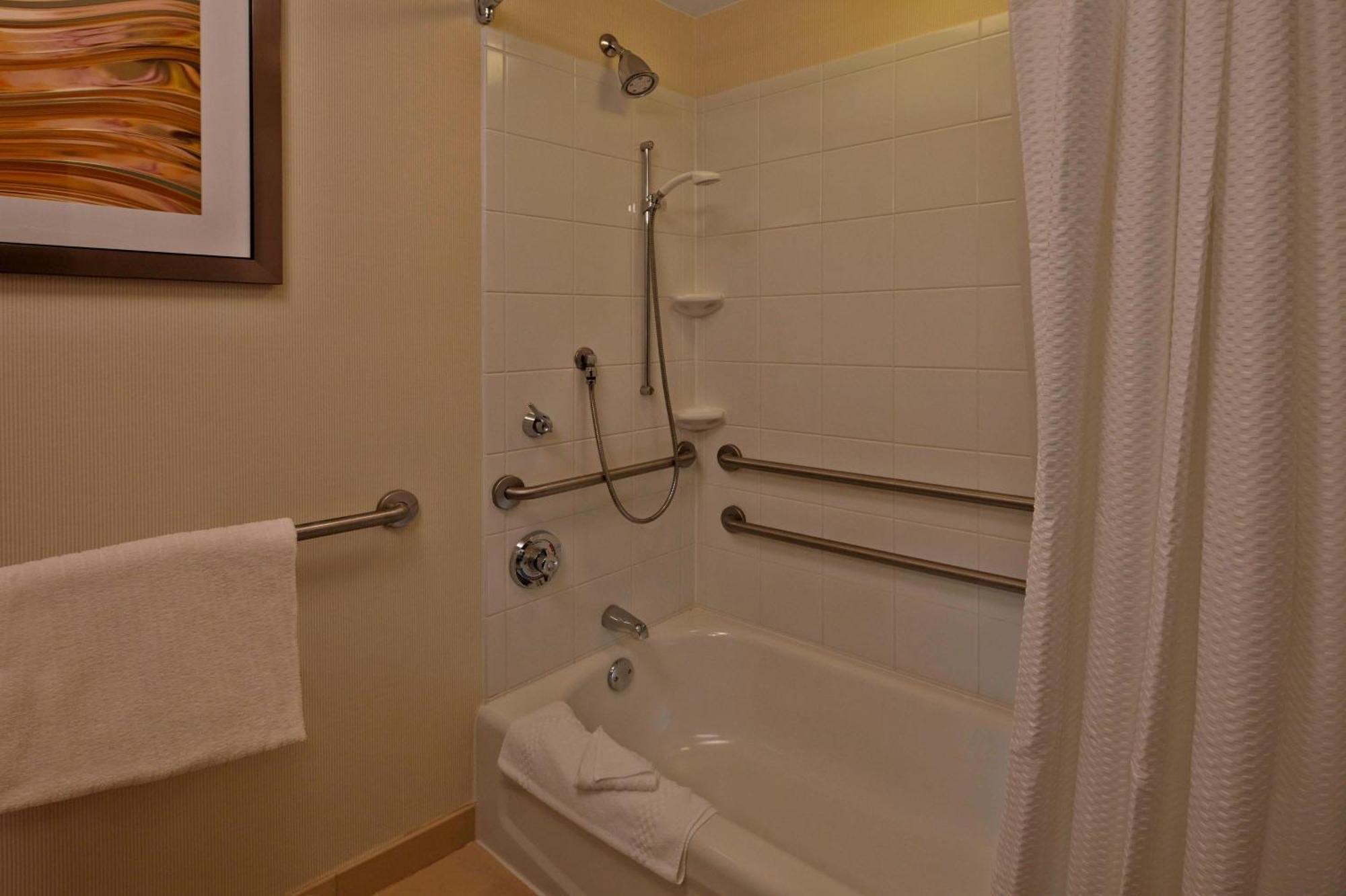Courtyard By Marriott Providence Warwick Hotel Екстериор снимка