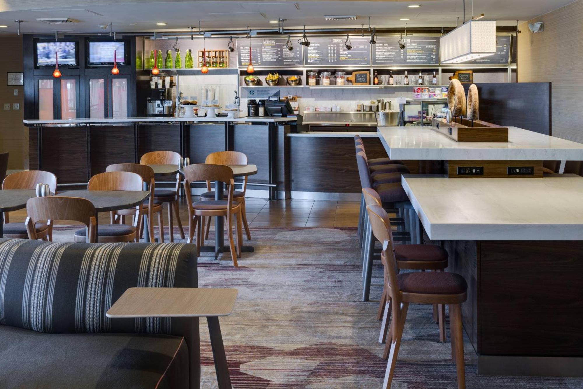 Courtyard By Marriott Providence Warwick Hotel Екстериор снимка